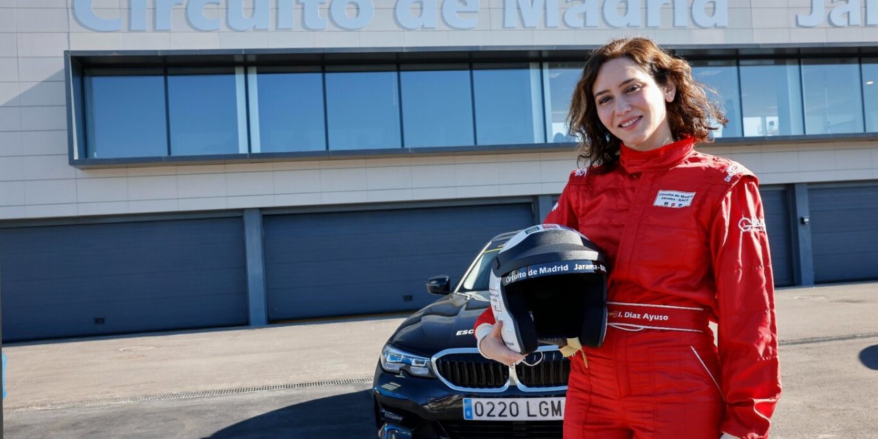 Ayuso en descapotable