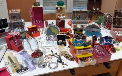 Mercadillo navideño de segunda mano en la asociación Pueblo de Hortaleza