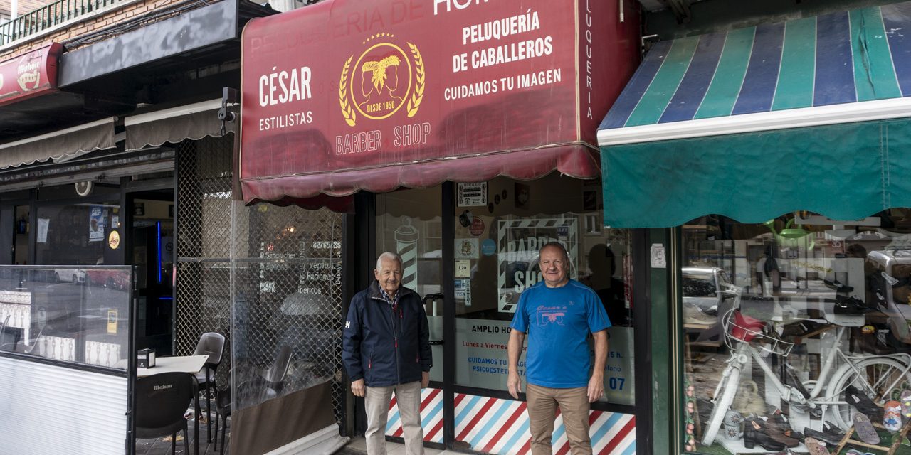 Peluquería César, más de siete décadas peinando en Canillas