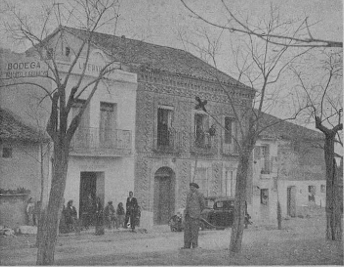 Ladis Santos en la puerta de su casa en Hortaleza Foto Electrica