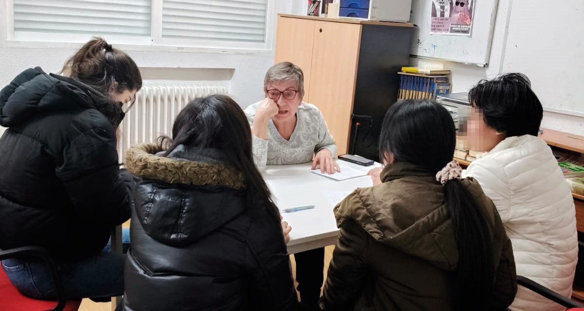 La Soci de Manoteras estrena un aula de español para inmigrantes