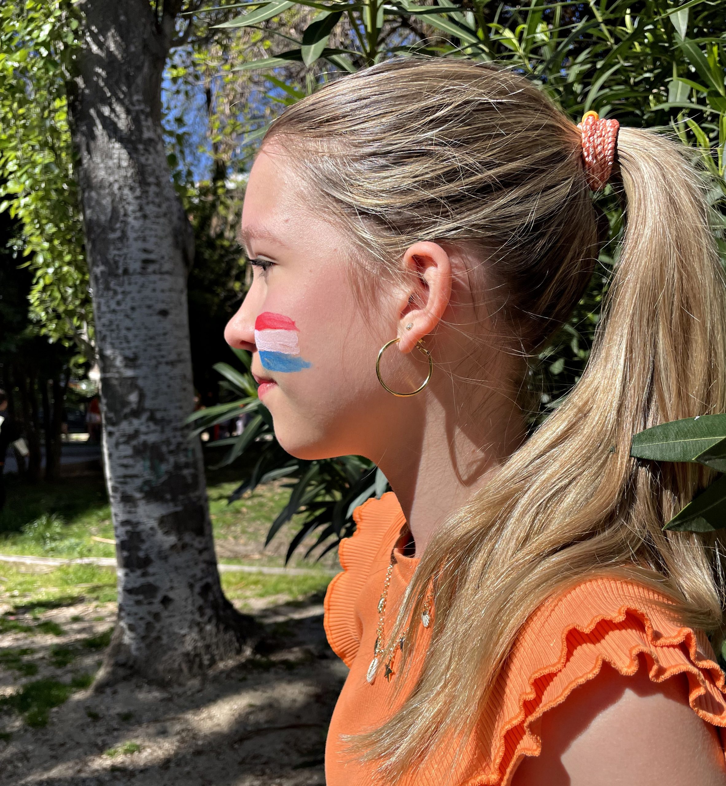 La joven estela, con la bandera de Países Bajos pintada en el rostro. EVA LOSADA