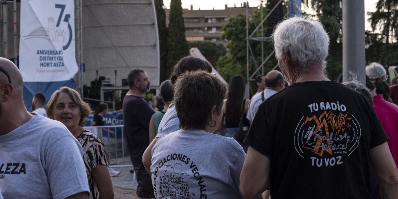 Gentes que danzan o juegan