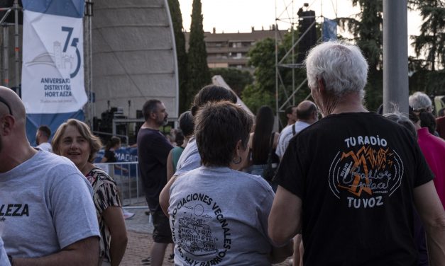 Gentes que danzan o juegan