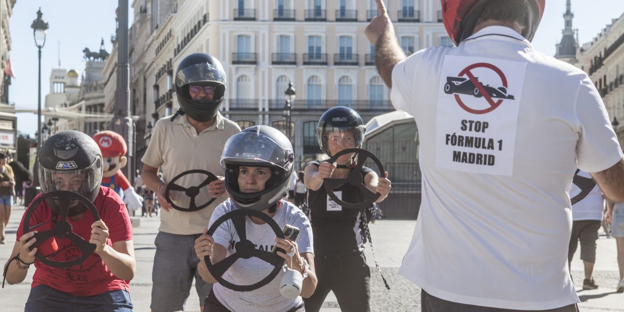 Vecinos de Hortaleza afectados por el circuito de Fórmula 1 llevan su protesta a la Puerta del Sol