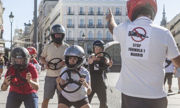 Vecinos de Hortaleza afectados por el circuito de Fórmula 1 llevan su protesta a la Puerta del Sol