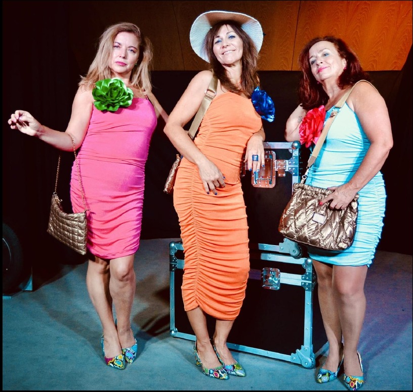 El sábado 8 de noviembre a las 19.00 horas, dentro del XX Certamen de Teatro Abierto de Hortaleza, podrá disfrutarse de la representación de la obra Escapadas de la asociación cultural salmantina Divinas… de la Muerte en el auditorio del centro cultural Carril del Conde (calle Carril del Conde, 57).