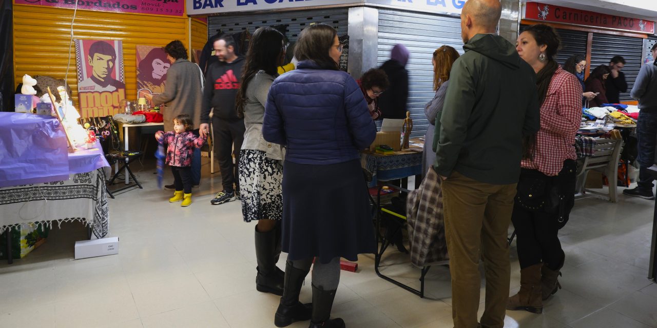 Un rastrillo solidario en el Mercado Tradicional de Nápoles